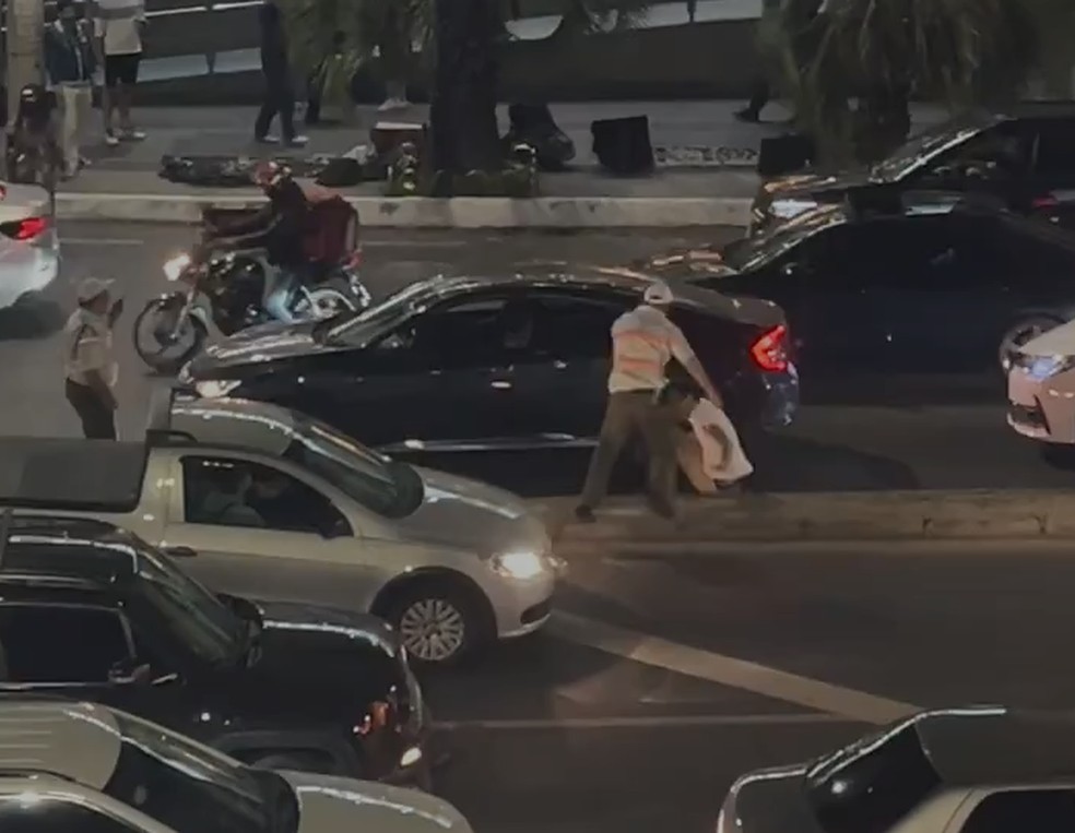 Briga de trânsito na Avenida do Contorno, em BH, entre agente da BHTrans e motorista — Foto: Redes sociais
