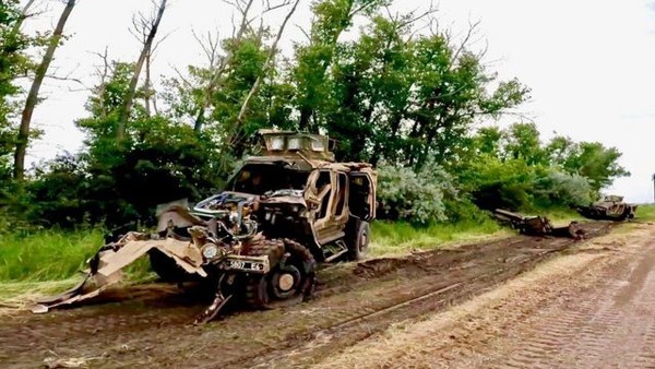 Veículos destruídos são parte da paisagem ao redor de Blahodatne — Foto: BBC