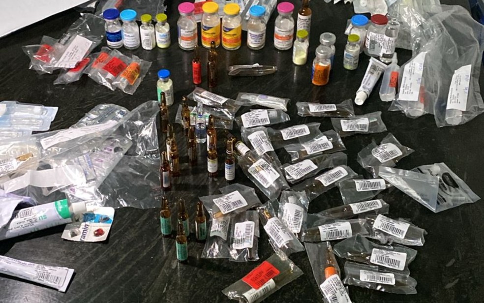 Frascos de medicamentos apreendidos em operação em hospital de Trindade, em Goiás — Foto: Divulgação/Polícia Civil