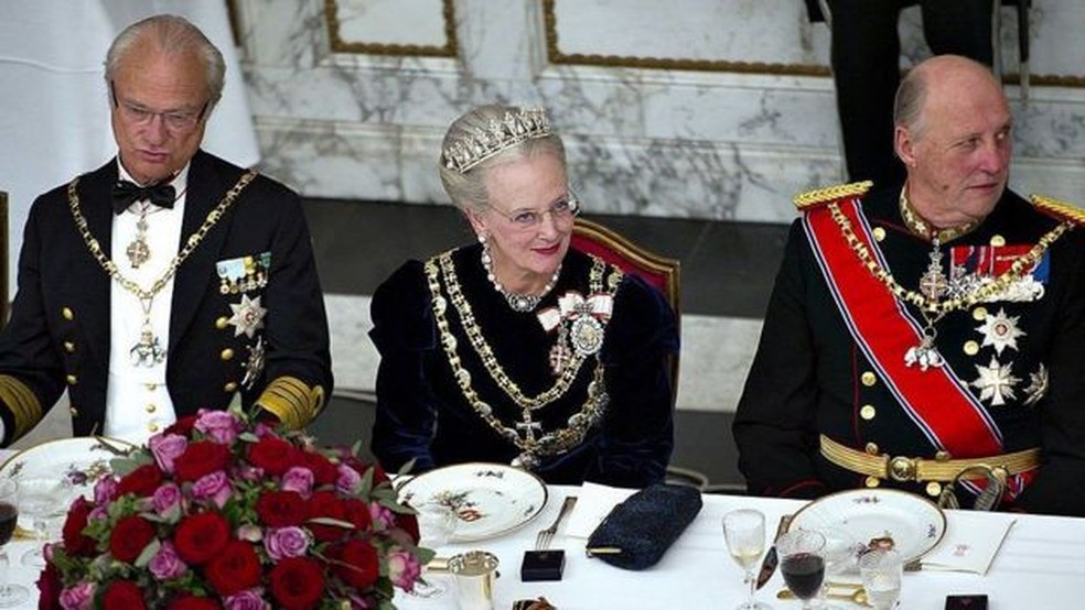 O rei Carl 16º Gustaf da Suécia, a rainha Margrethe II da Dinamarca e o rei Harald V da Noruega celebram o 40º jubileu de Margrethe em 2012 — Foto: Getty Images/Via BBC
