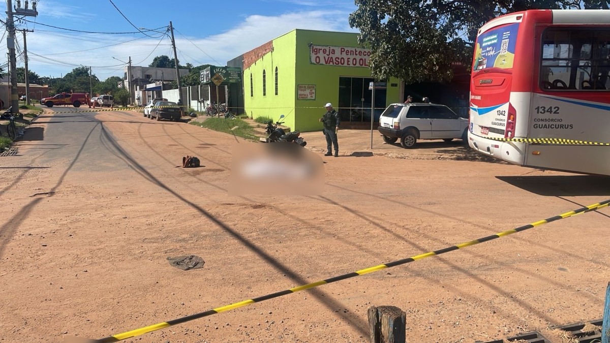 VÍDEO: motociclista morre após derrapar em areia e ser atropelada por ônibus
