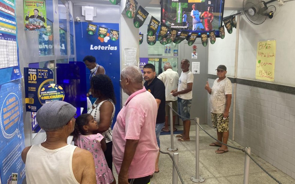 Baianos amanhecem em fila de lotérica em Salvador — Foto: Felipe Oliveira/TV Bahia