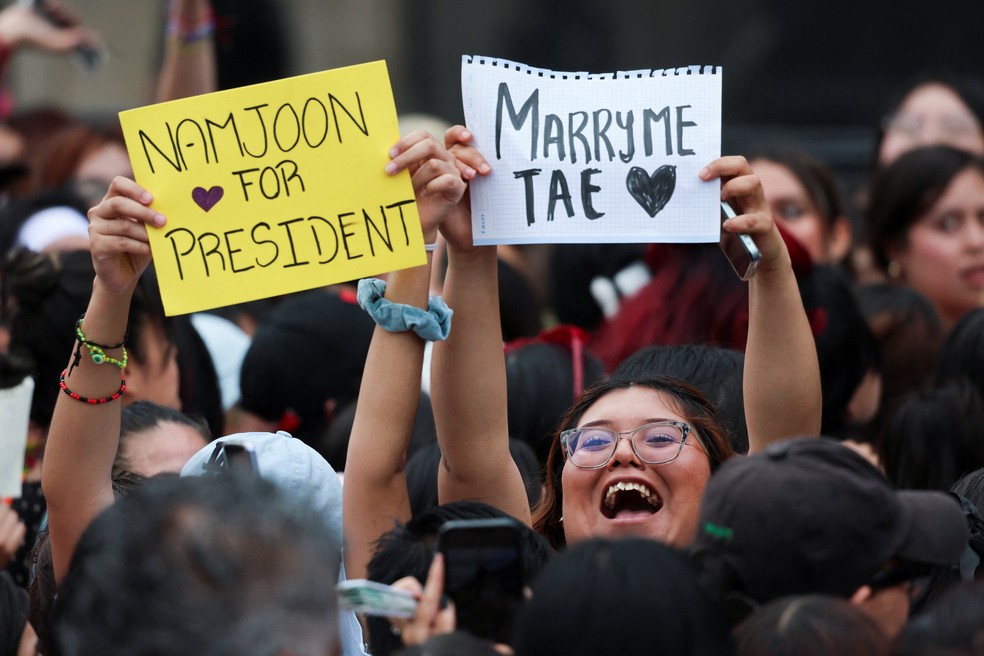 Fãs do grupo K-pop BTS se reúnem em frente ao Palácio Nacional, na Praça Zócalo, aguardando a aparição dos integrantes na sacada — Foto: REUTERS/Luis Cortes