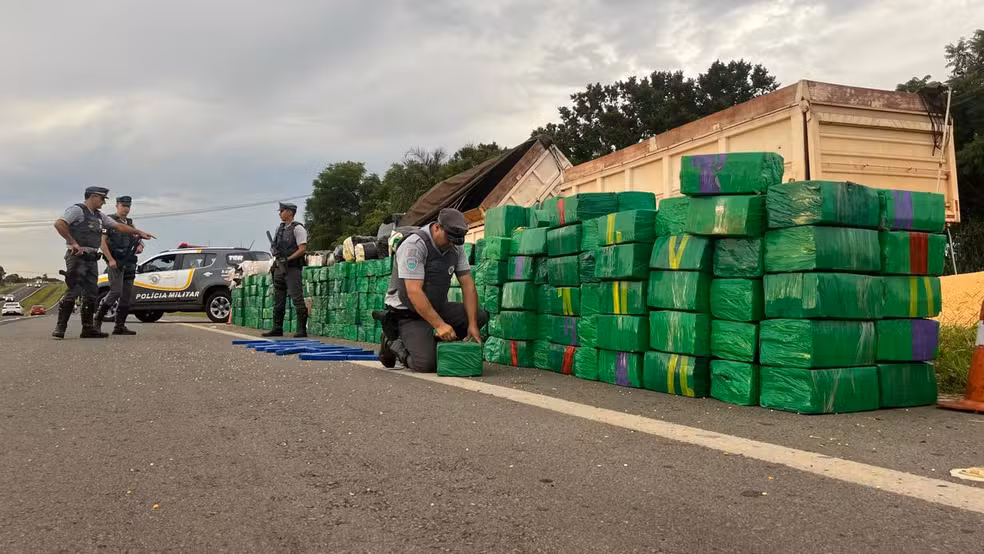 Motorista é preso transportando drogas escondidas em carga de milho na SP-270 em Bofete — Foto: Polícia Rodoviária/Divulgação