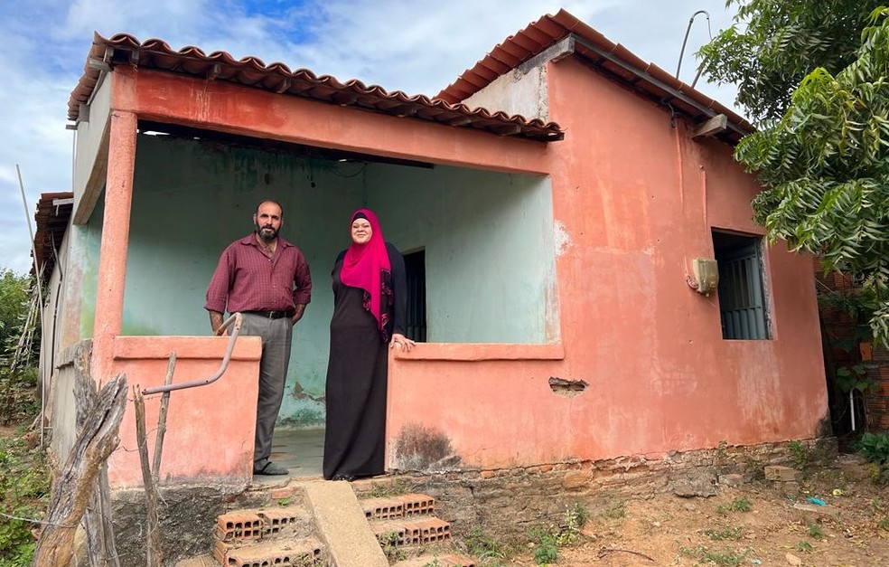 Casal turco sobrevivente de terremoto recomeça a vida no interior do Ceará — Foto: Patrícia Silva/TV Verdes Mares