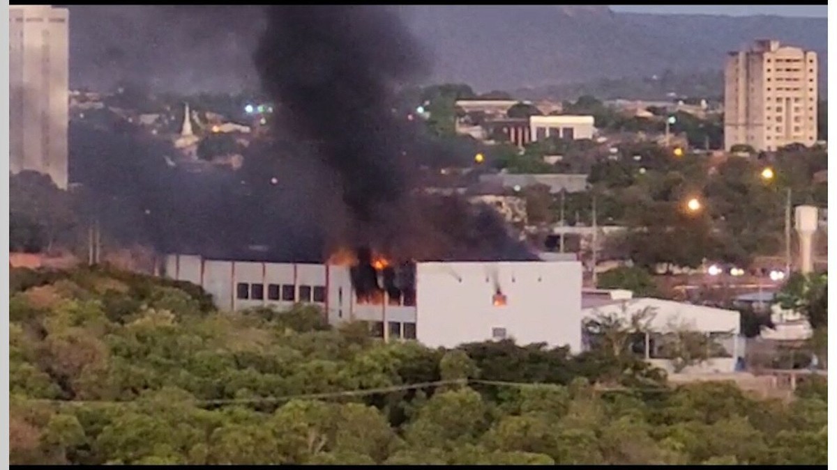 Vídeo: mais um incêndio de grande proporção em Palmas - Rede Jovem