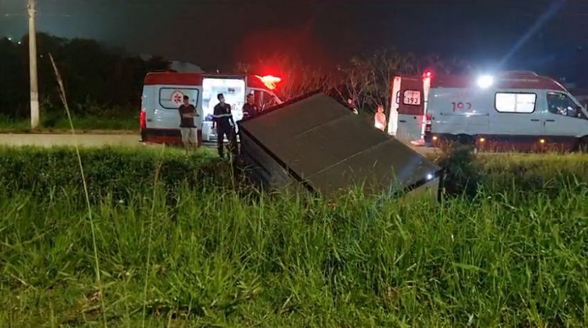 Caminhão dirigido por motorista com sinais de embriaguez cai em córrego em Juiz de Fora