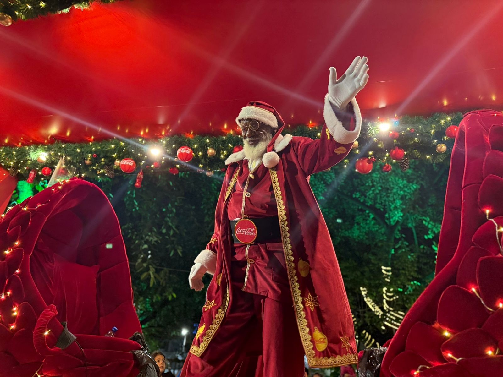 VÍDEO: Caravana de Natal da Coca-Cola atrai famílias em noite chuvosa em Divinópolis