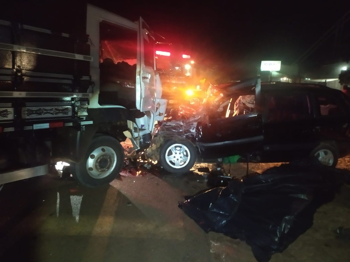 Duas Pessoas Morrem Em Batida Entre Carro E Caminhão Em Santa Cecília Do Pavão Norte E 3496