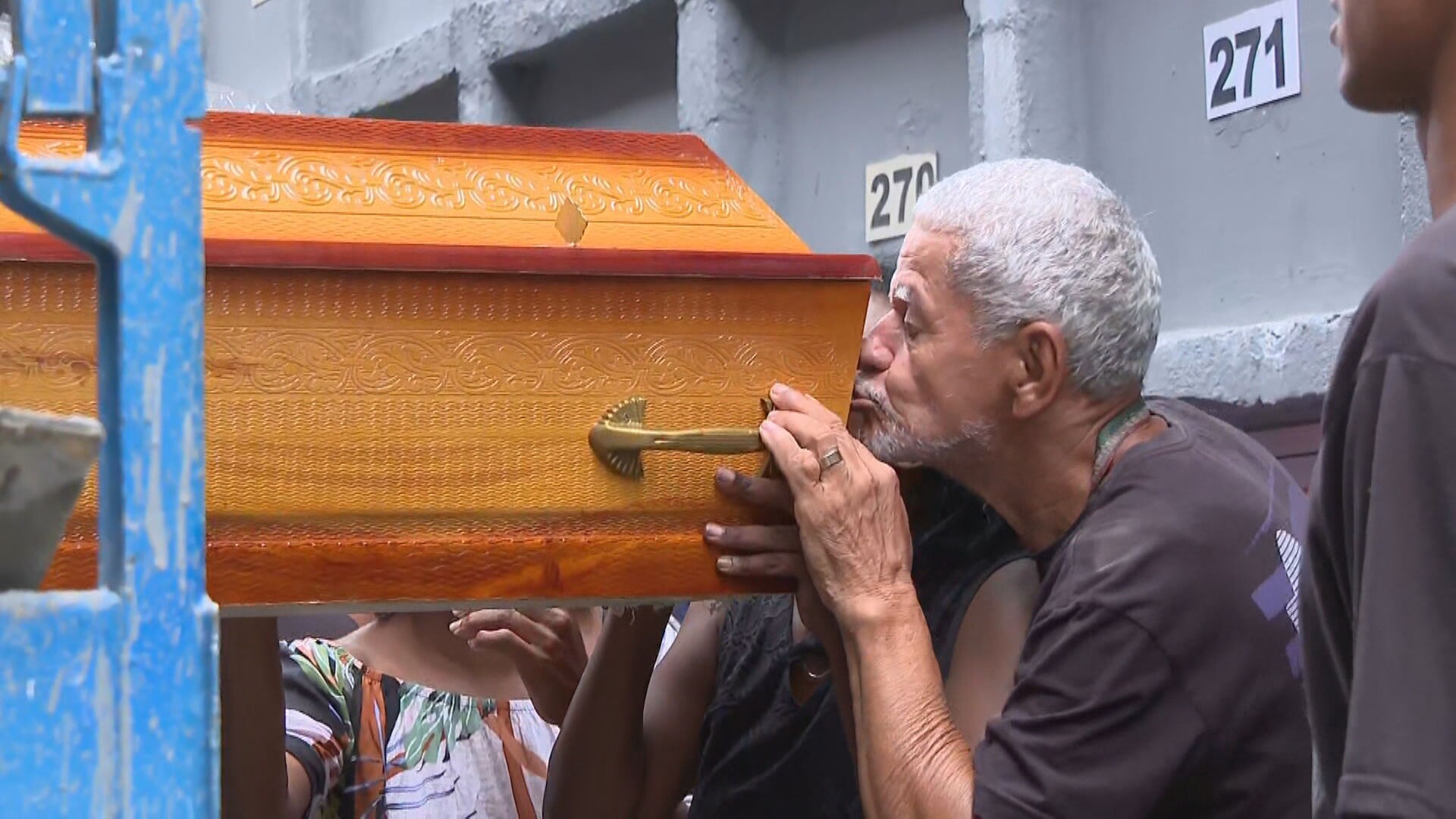 Motoboy morto em tentativa de assalto na Avenida Brasil é enterrado: 'Como é que vai ser nosso Natal?', questiona viúva