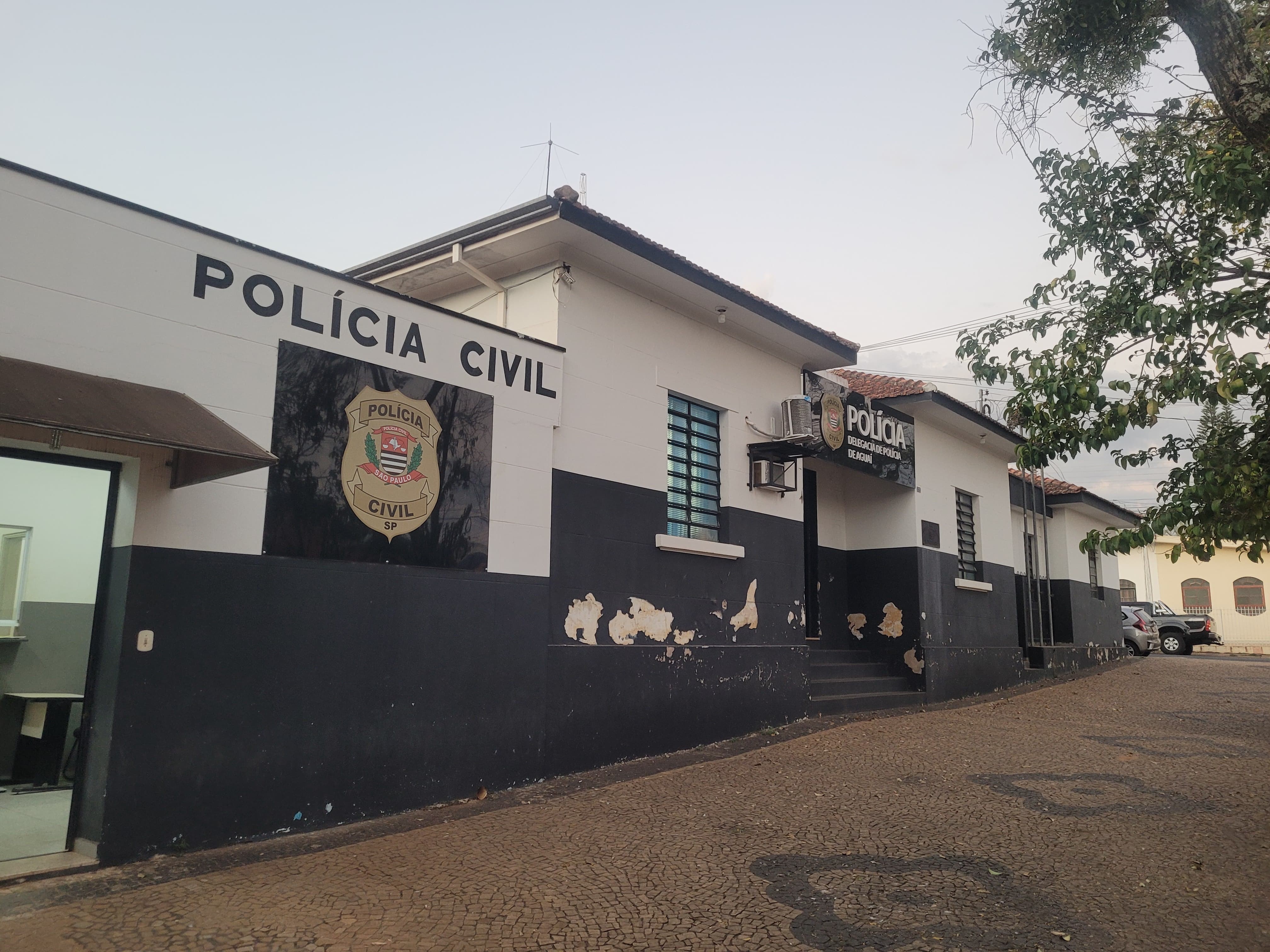 Pai que espancou a filha de 3 anos foi contido por 2 homens até ser preso, e alegou que 'ficou nervoso'; menina está internada na UTI