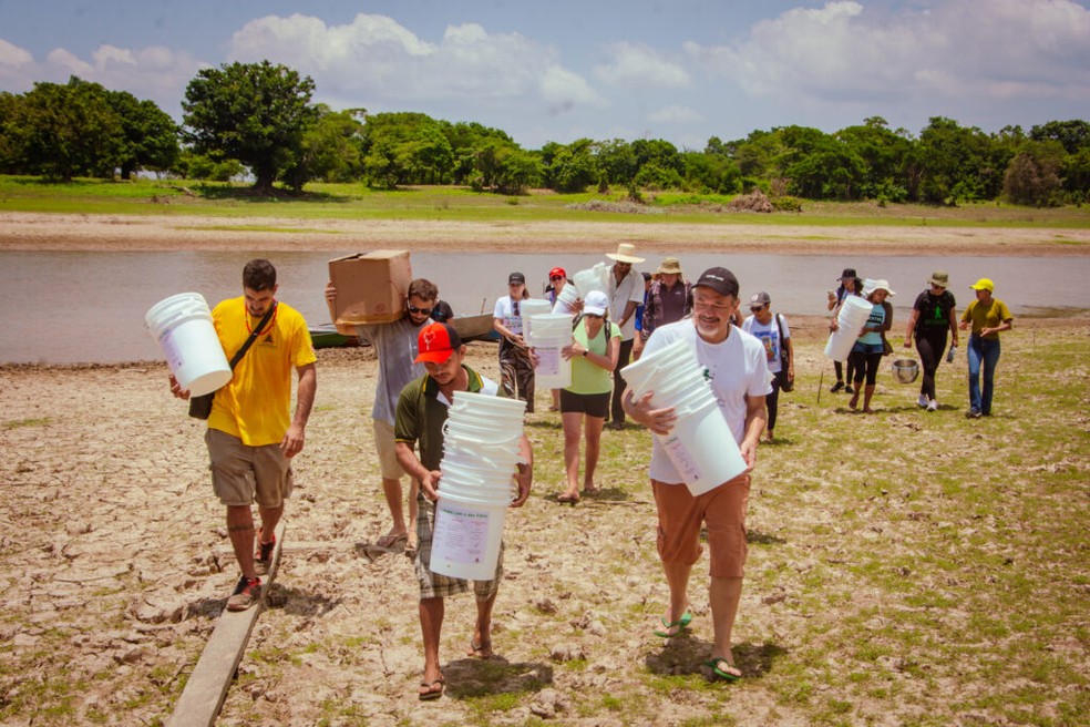 Equipes do Projeto Saúde e Alegria, Brigada de Alter e Iturri levando filtros para comunidades da Vázea do Rio Amazonas — Foto: Ascom PSA