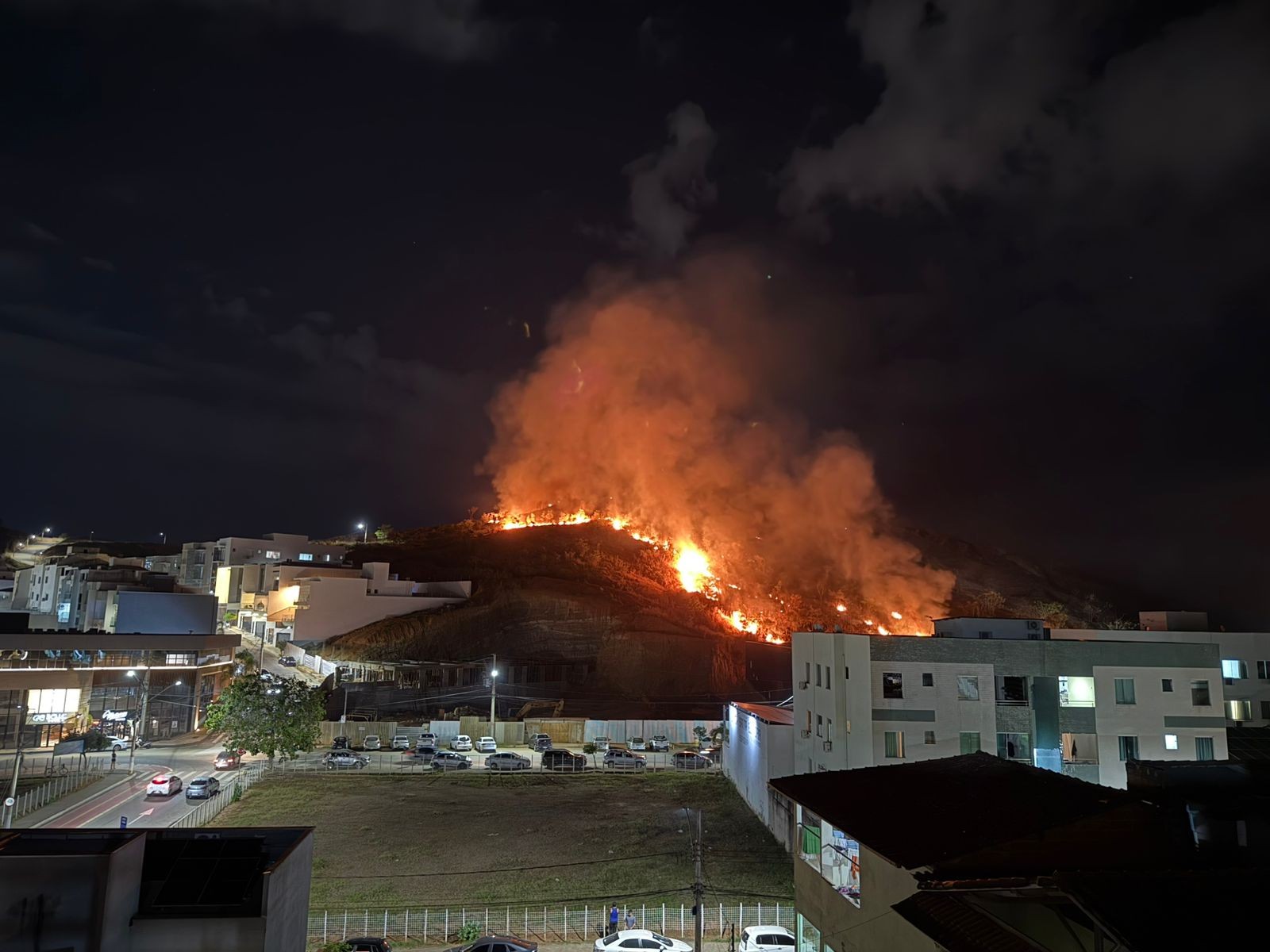 Incêndio destrói área de pastagem e ameaça casas em Governador Valadares; bituca de cigarro pode ter causado fogo