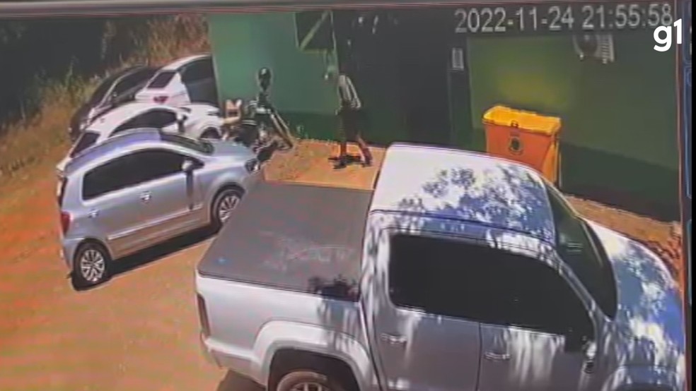Momento em que atirador deixa Prefeitura de Lajeado do Bugre após crime — Foto: Polícia Civil/Divulgação