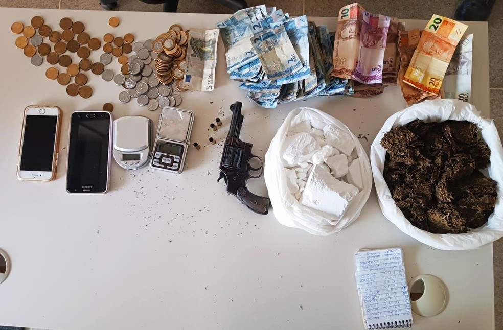 Drogas, arma e dinheiro em espécie foram encontrados com os suspeitos — Foto: SSP-BA