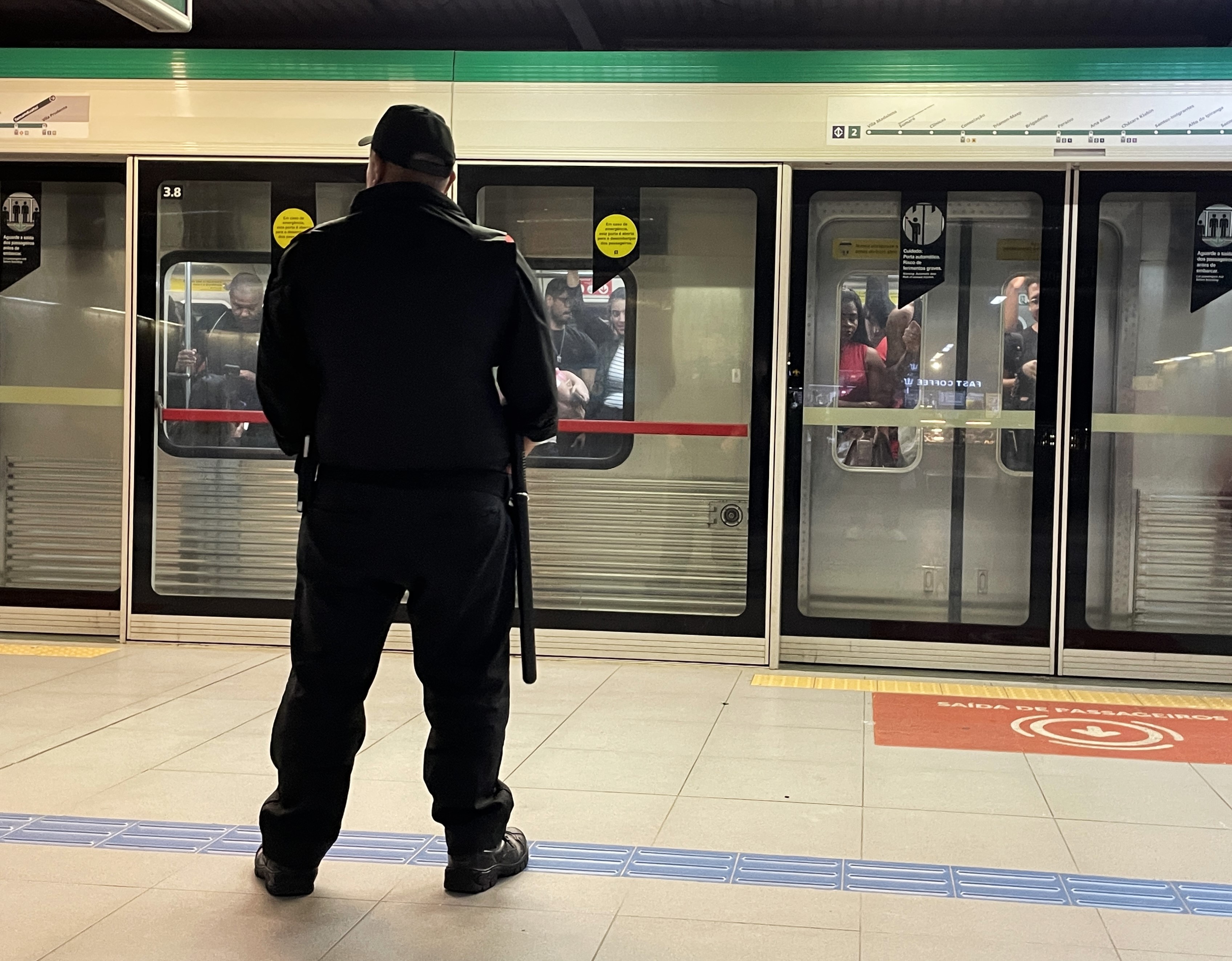 Metrô de SP coloca segurança privada em plataformas após morte de passageiro que ficou preso entre portas 