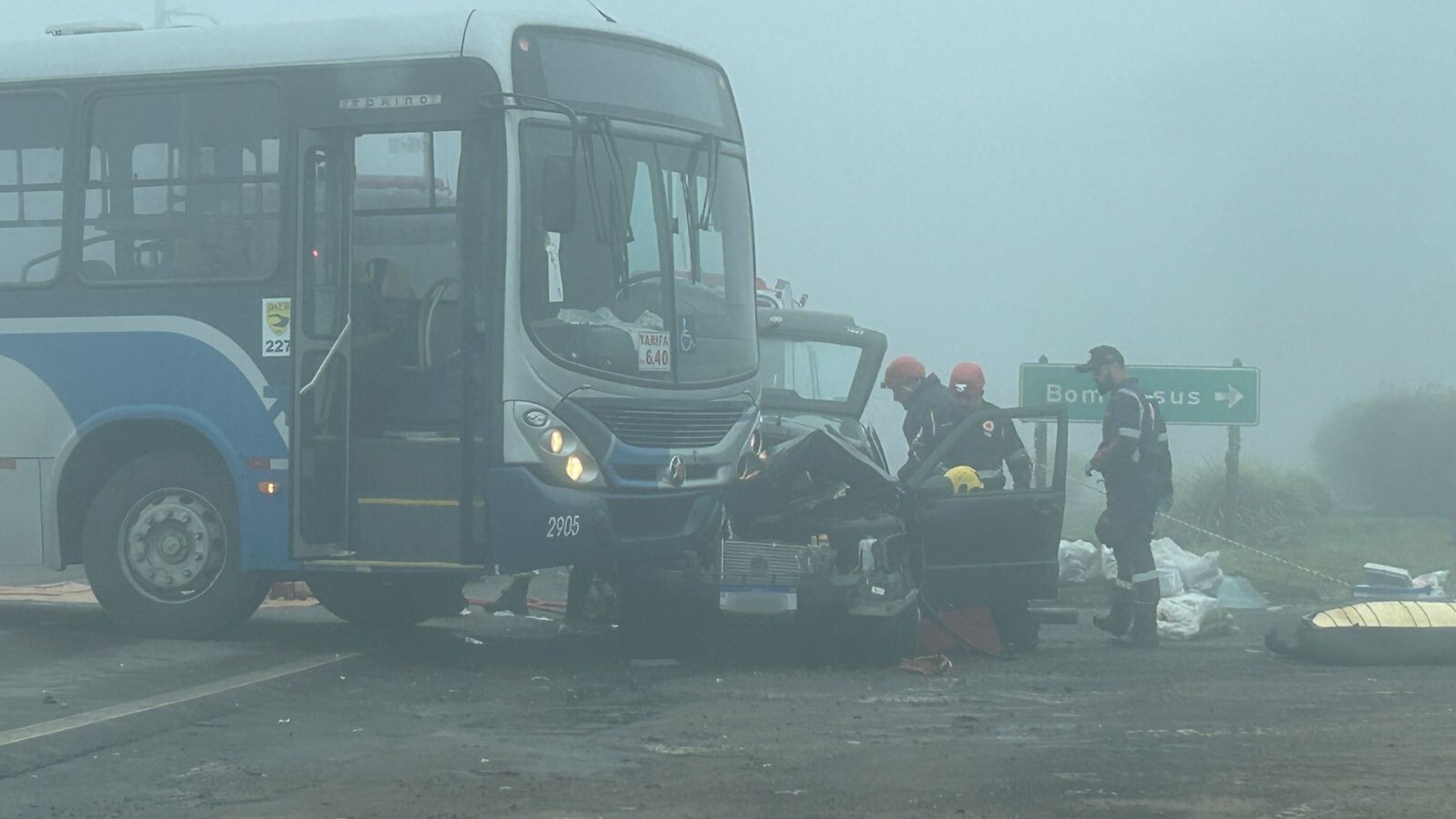 Capô de carro fica preso sob ônibus e deixa duas pessoas feridas em Canela, no RS