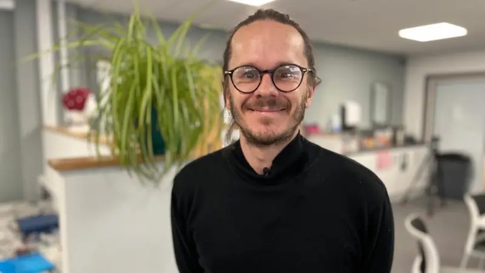 O médico Darren Quelch diz que a dependência de cetamina exige um tratamento diferente do usado para álcool e outras drogas — Foto: BBC