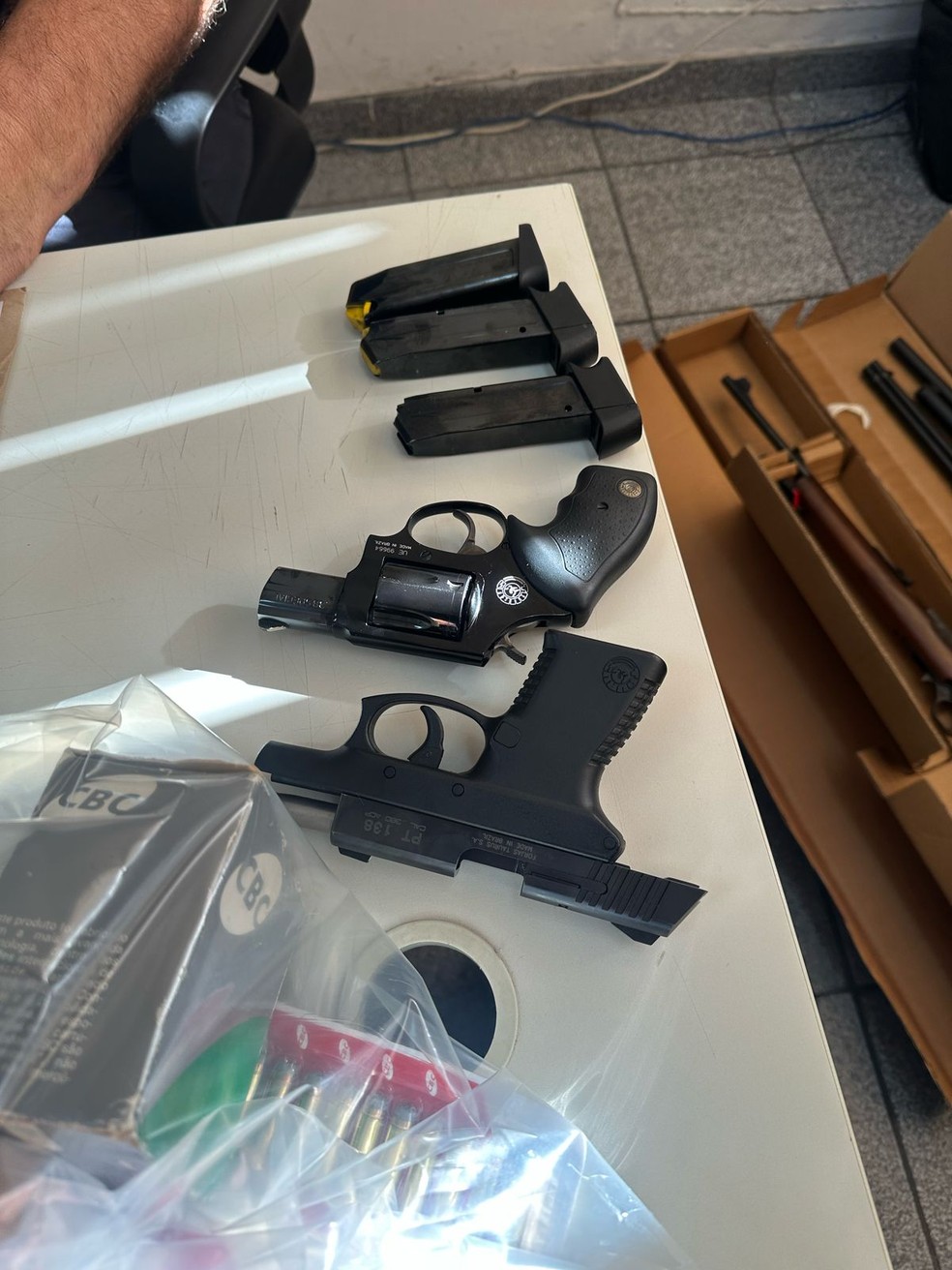 Armas apreendidas com investigados no caso da falsa tentativa de homicídio contra Aprígio — Foto: Reprodução