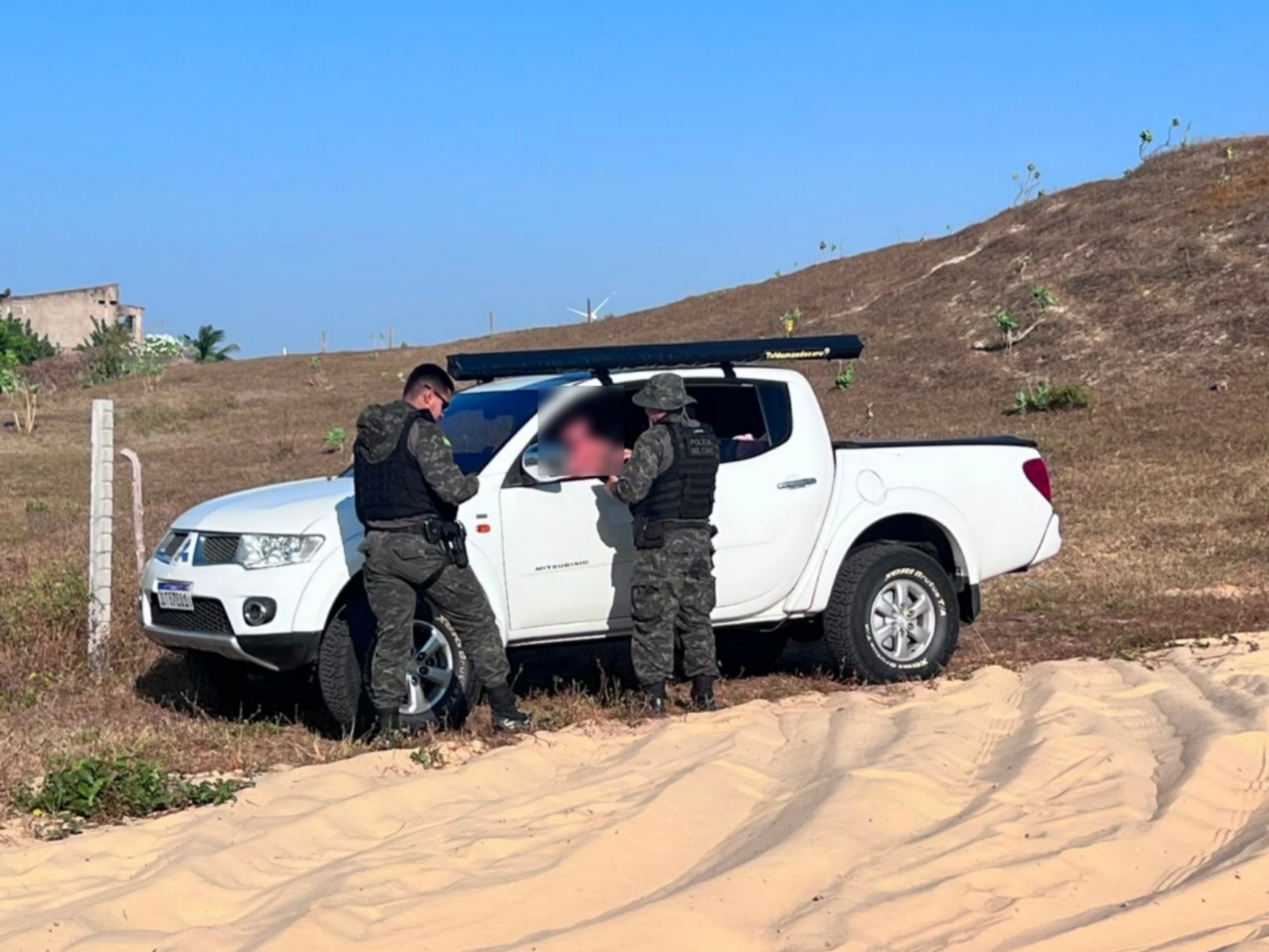 Dois motoristas são autuados por dirigir em dunas na praia da Taíba, no Ceará