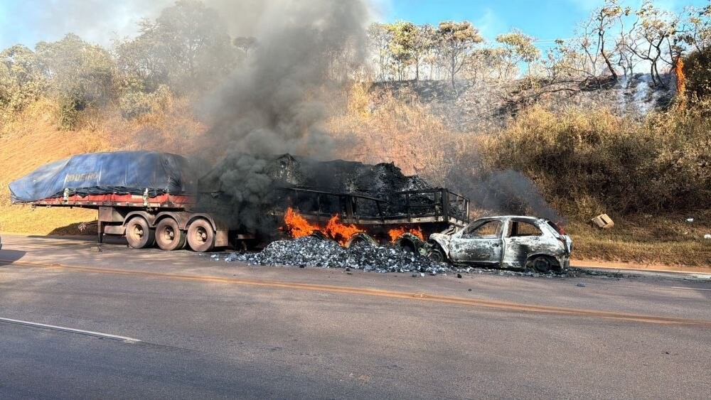 Batida de carro e carreta provoca incêndio na BR-040; FOTOS