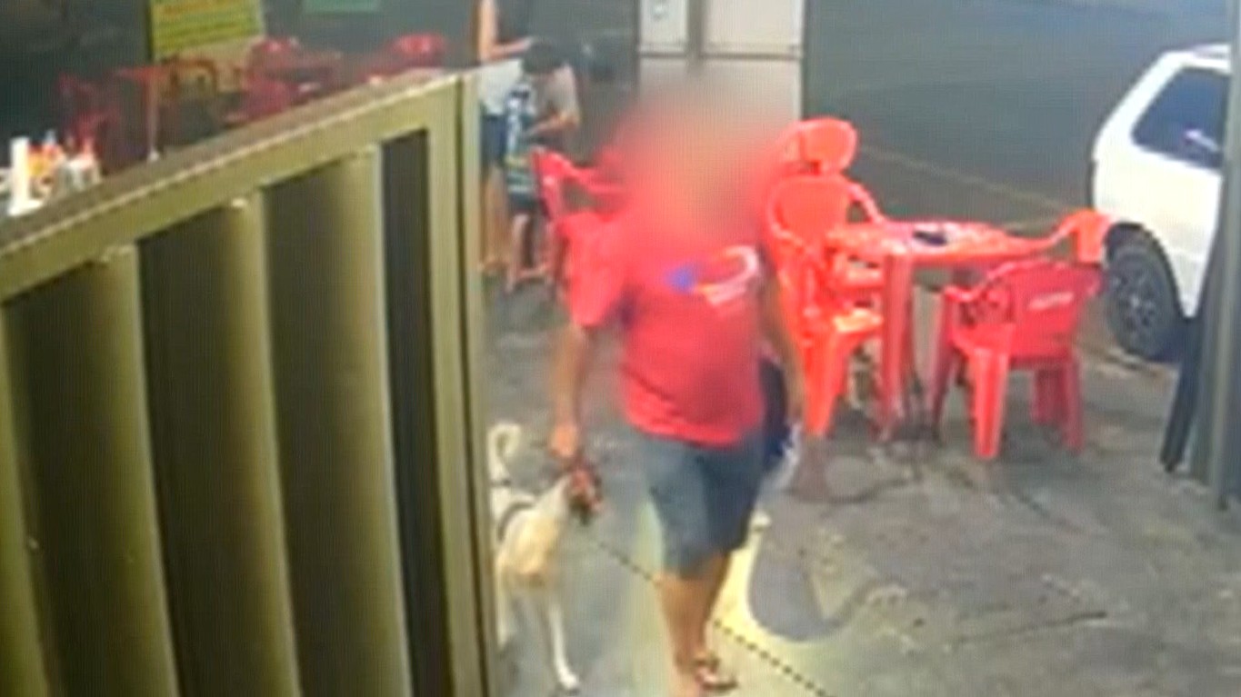 VÍDEO: cachorro é flagrado 'roubando' espetinho de cliente de casa de carnes no Paraná