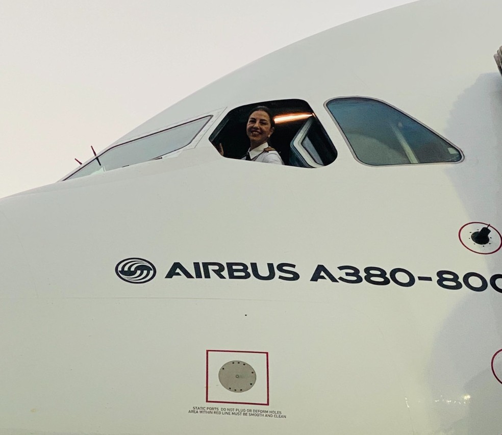 Karina Buchalla Lutkus se tornou a primeira mulher brasileira a comandar um Airbus A380 — Foto: Arquivo pessoal
