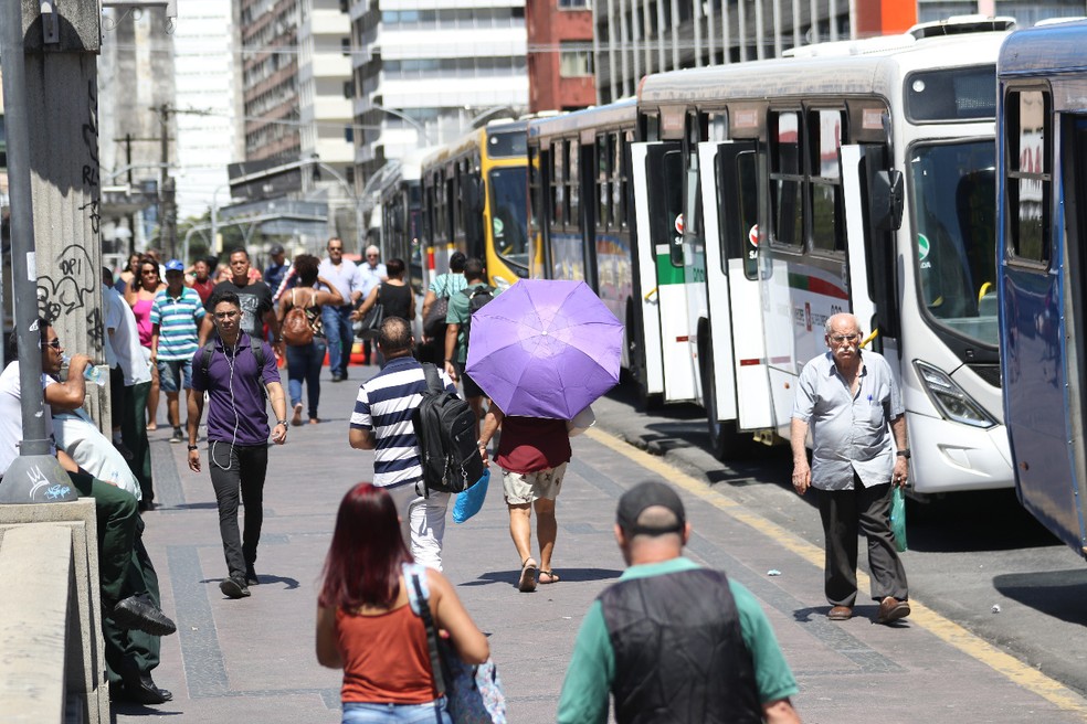Pedestres caminham sobre a Ponte Duarte Coelho, na região central do Recife — Foto: Marlon Costa/Pernambuco Press