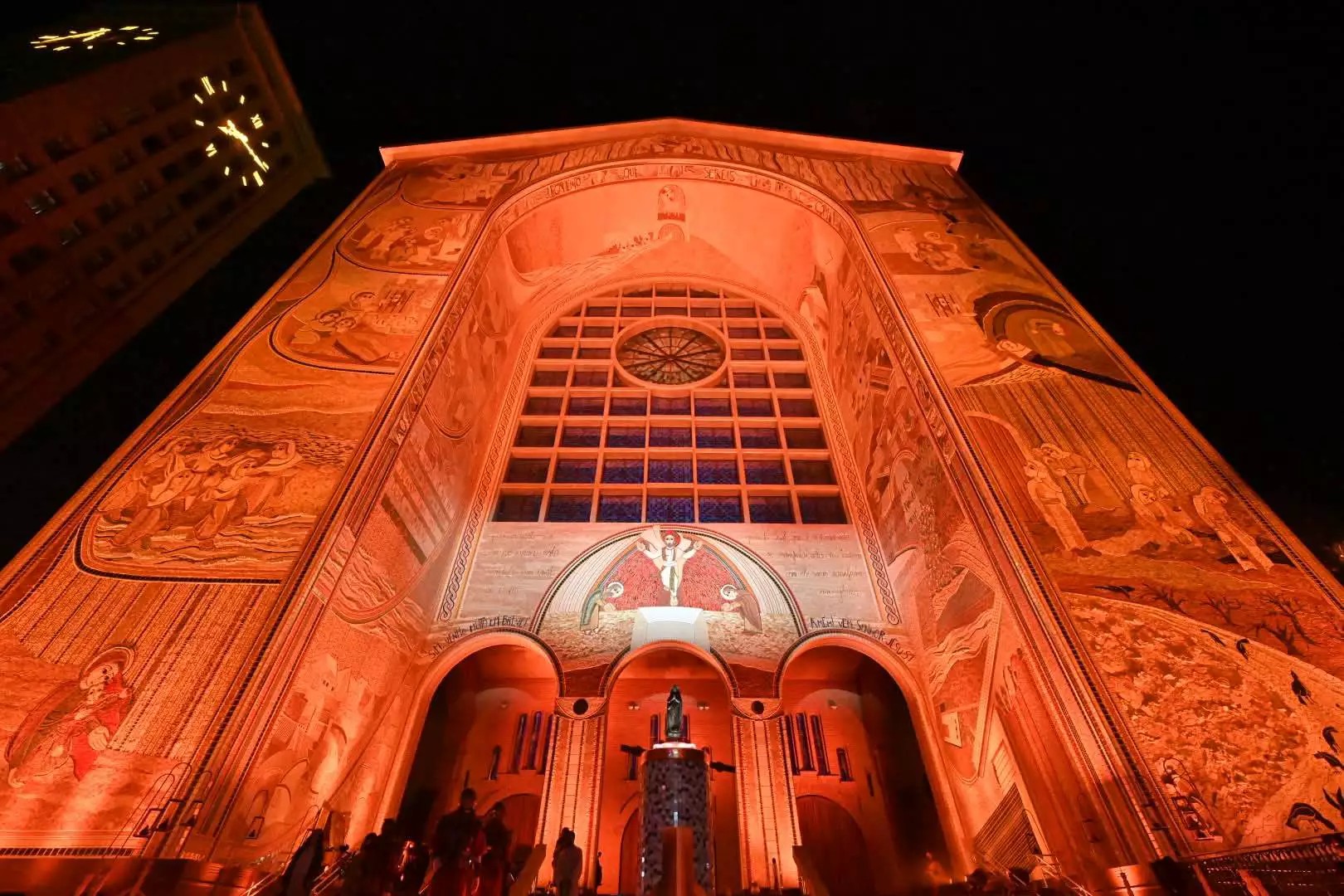 Santuário de Aparecida entrega última fachada da Basílica com mosaicos inspirados no Apocalipse
