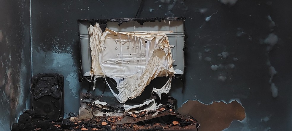 Televisão destruido pelas chamas — Foto: Agnaldo Martioli/Rede Amazônica