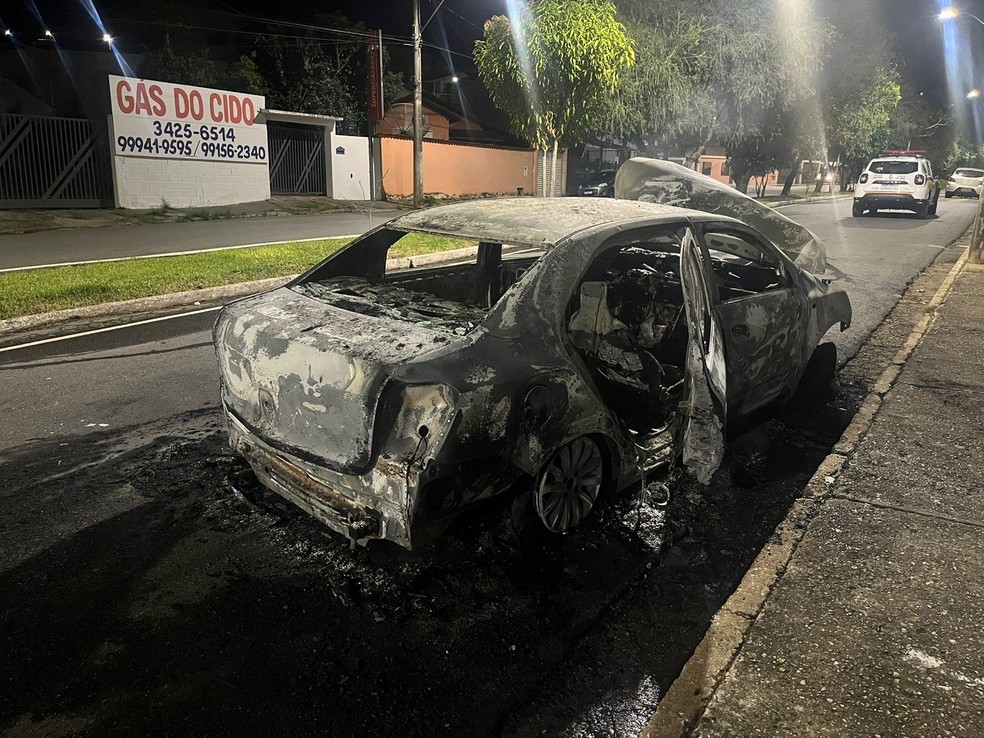 Homem é internado em estado grave após atear fogo no carro da namorada e depois em si mesmo em Pouso Alegre, MG — Foto: Polícia Militar