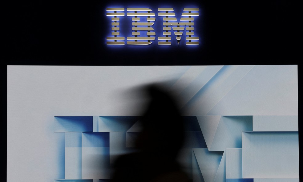 Visitantes passam pelo logotipo da IBM no Mobile World Congress (MWC) em Barcelona, ​​Espanha 3 de março de 2026 — Foto: REUTERS/Nacho Doce