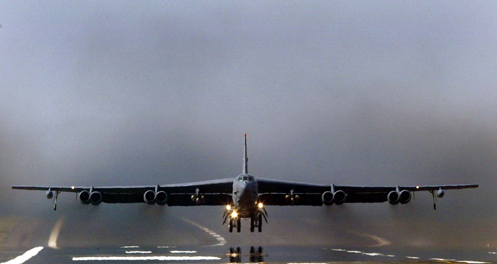 Queda de bombardeiro B-52 na Califórnia deixa oito mortos após a decolagem