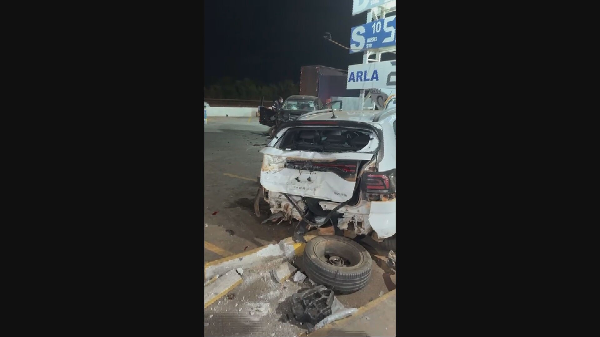 Câmeras flagram batida envolvendo quatro veículos na BR-262; cinco pessoas ficaram feridas