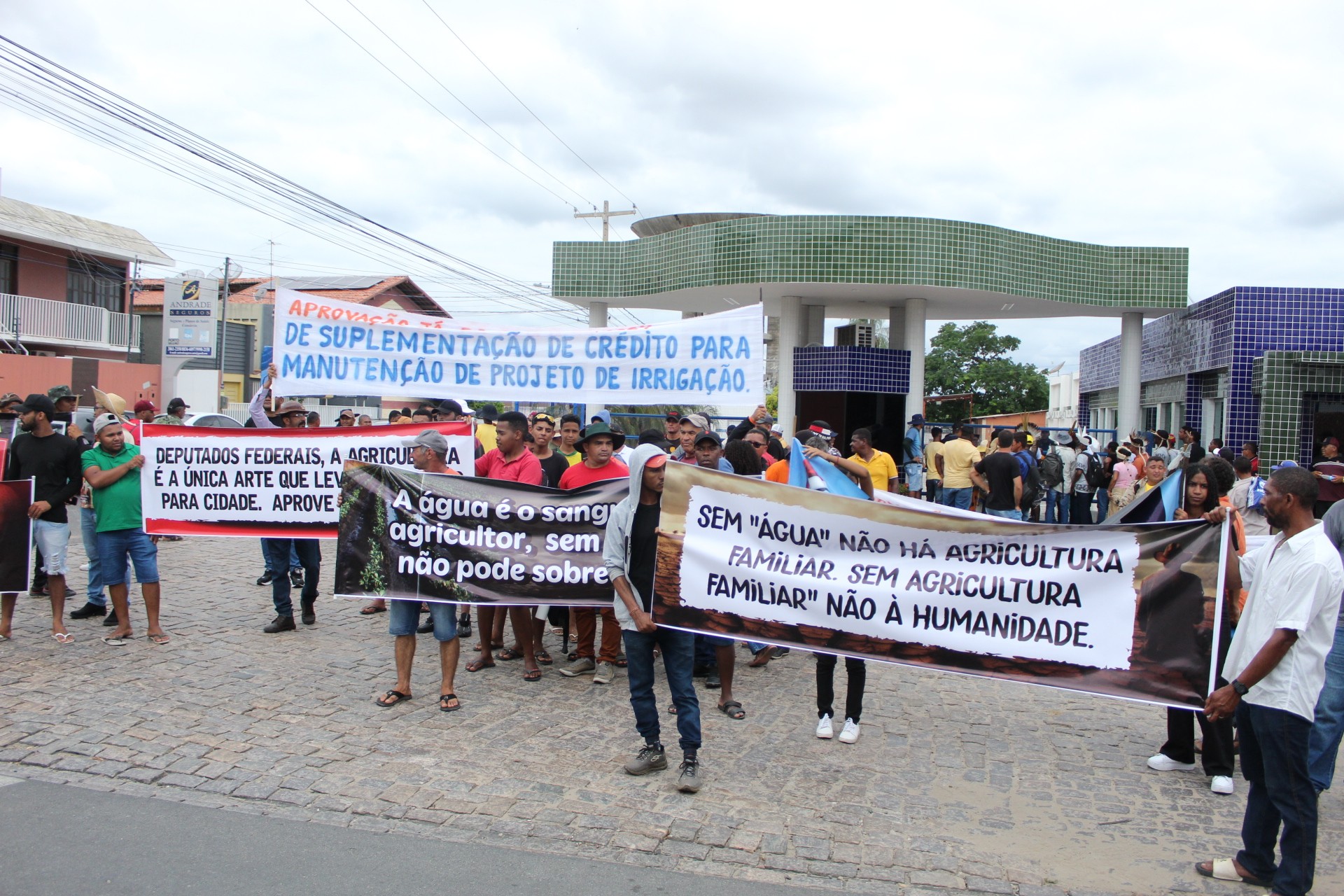 Moradores do Sistema Itaparica protestam em Petrolina contra cortes de energia e risco de falta d'água