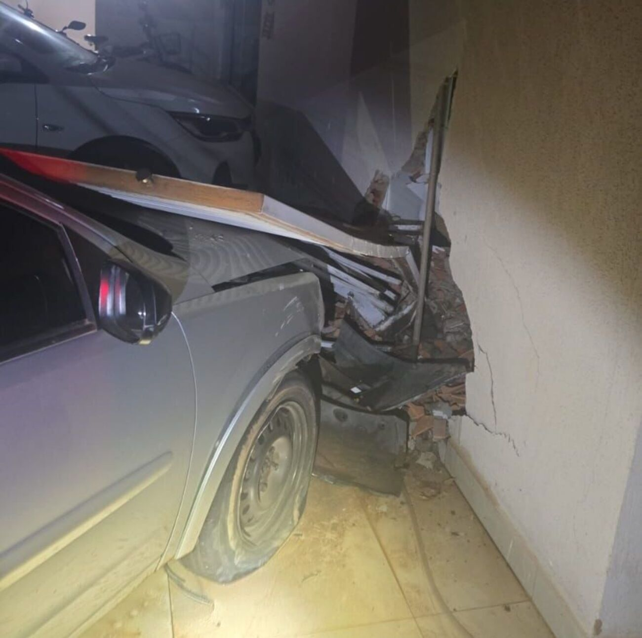 Menor de 16 anos pega carro escondido e bate em portão, parede e automóvel estacionado em garagem
