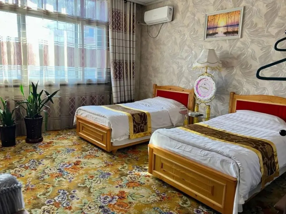 Joe disse que seu quarto de hotel parecia uma 'sala de estar de vó' — Foto: Joe Smith/BBC