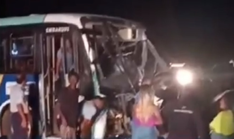 Motorista de ônibus morre após bater de frente com carro na Bahia — Foto: Reprodução/TV Bahia