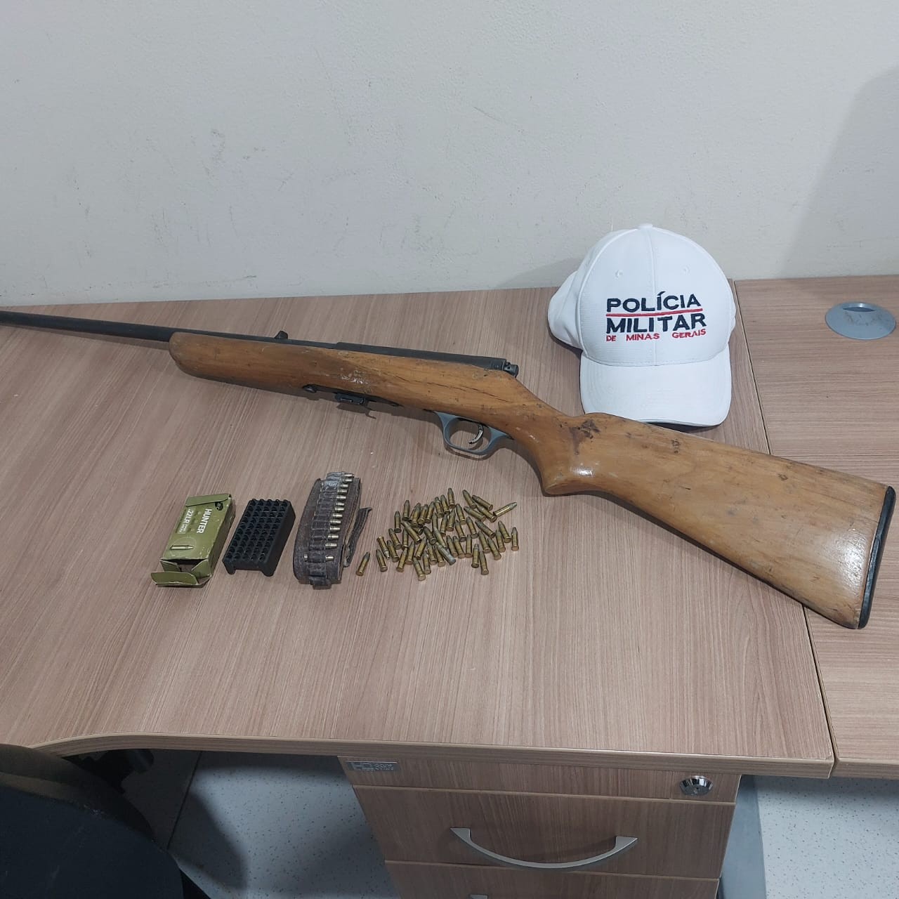 Homem é preso com rifle após tentar fugir de fiscalização na LMG-626