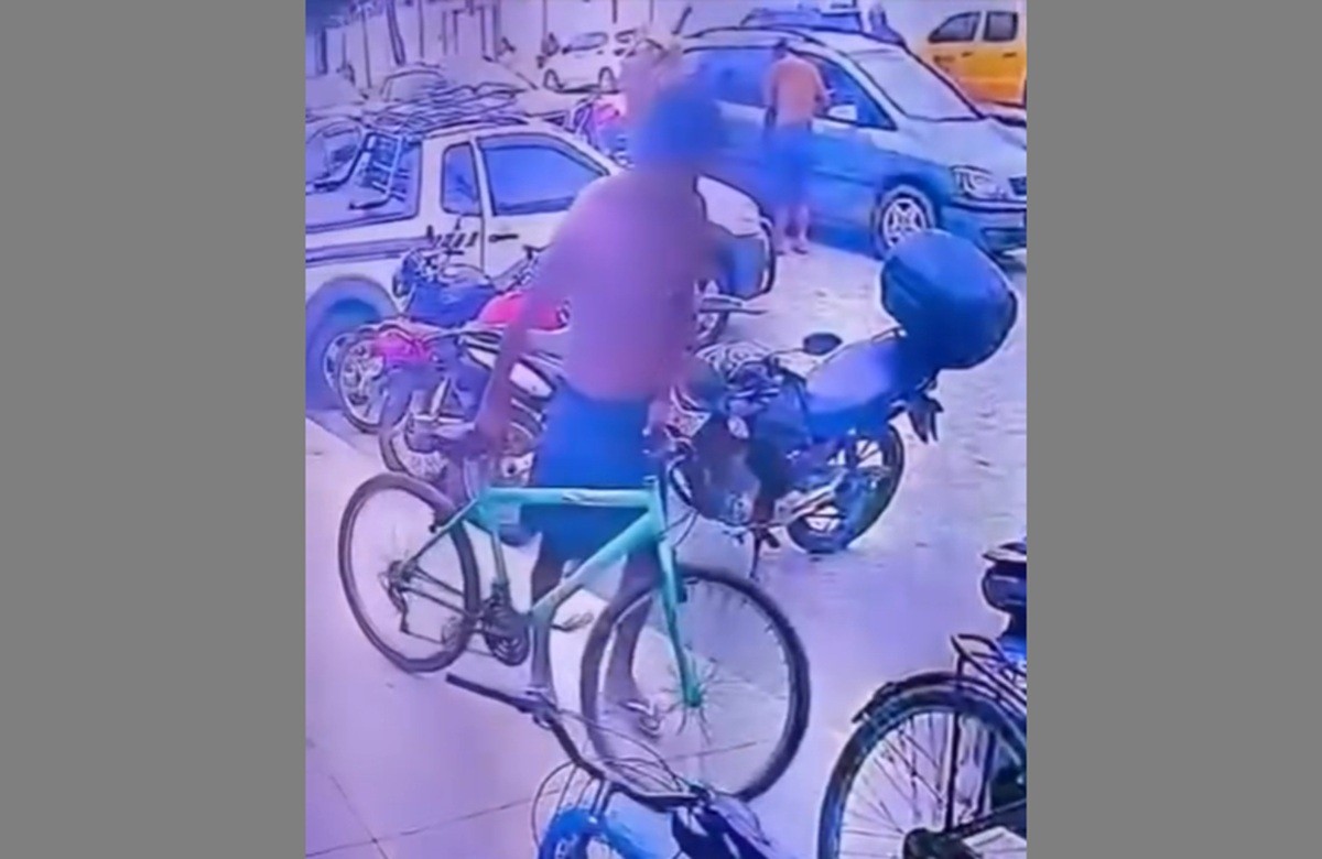 Vídeo: câmeras flagram furto de bicicleta em frente ao restaurante em Iguaba Grande