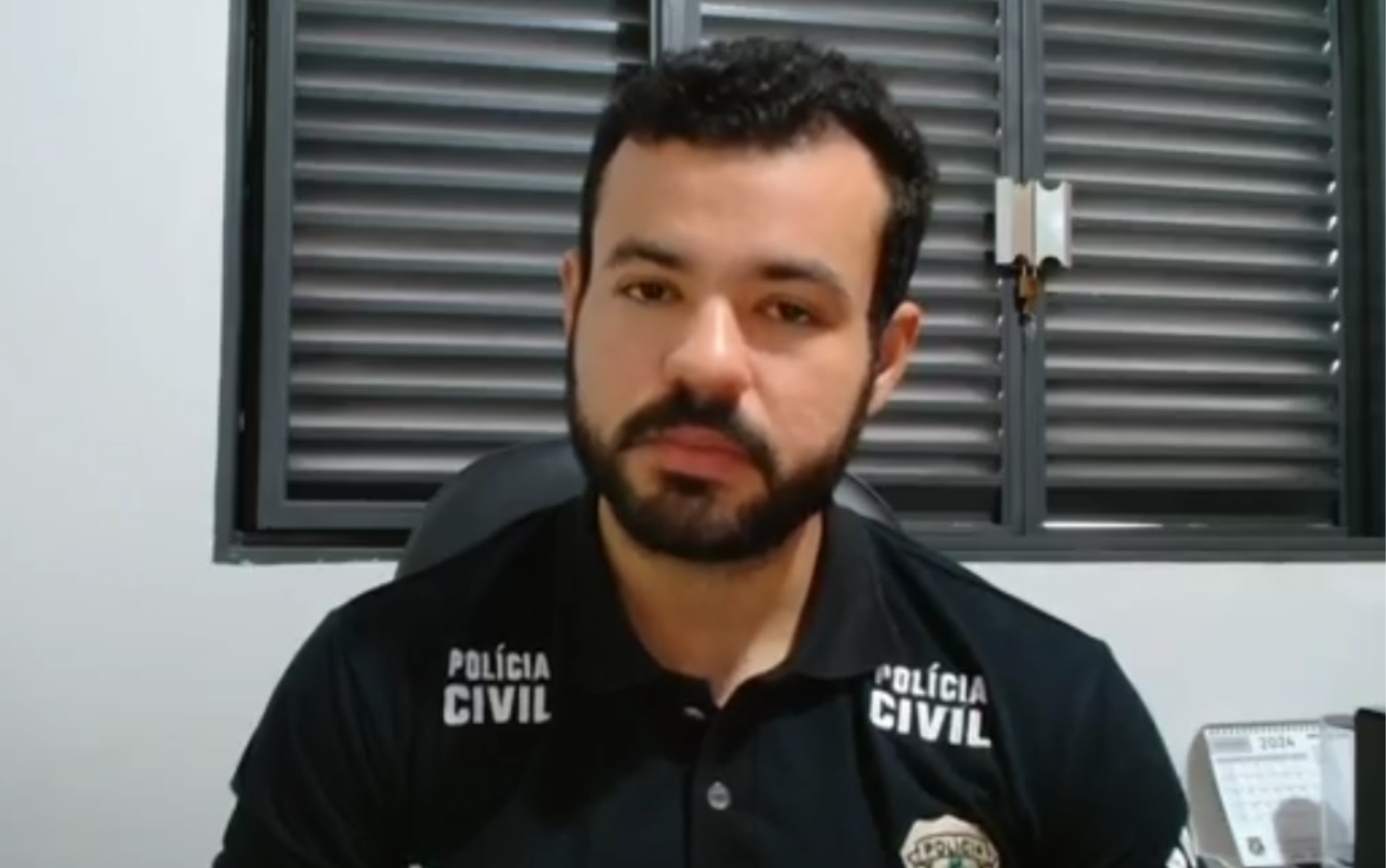 Criança que foi expulsa de casa pela mãe após denunciar padrasto por abuso foi encontrada chorando em rua, diz polícia