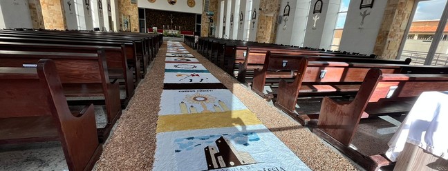 Tapete de Corpus Chisti em igreja de Natal &mdash; Foto: Vin&iacute;cius Marinho/Inter TV Cabugi