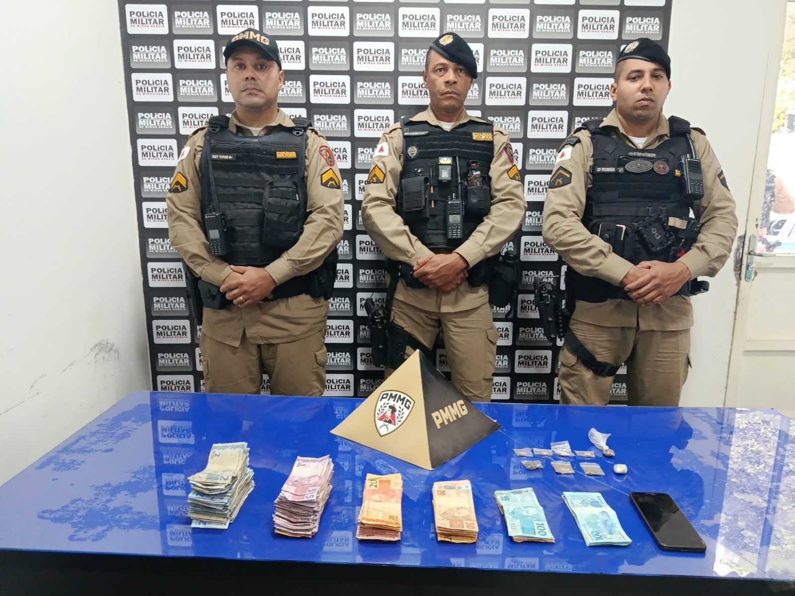 Comportamento suspeito de homem leva PM a prender jovem por tráfico e apreender R$ 5,6 mil em Pirapora