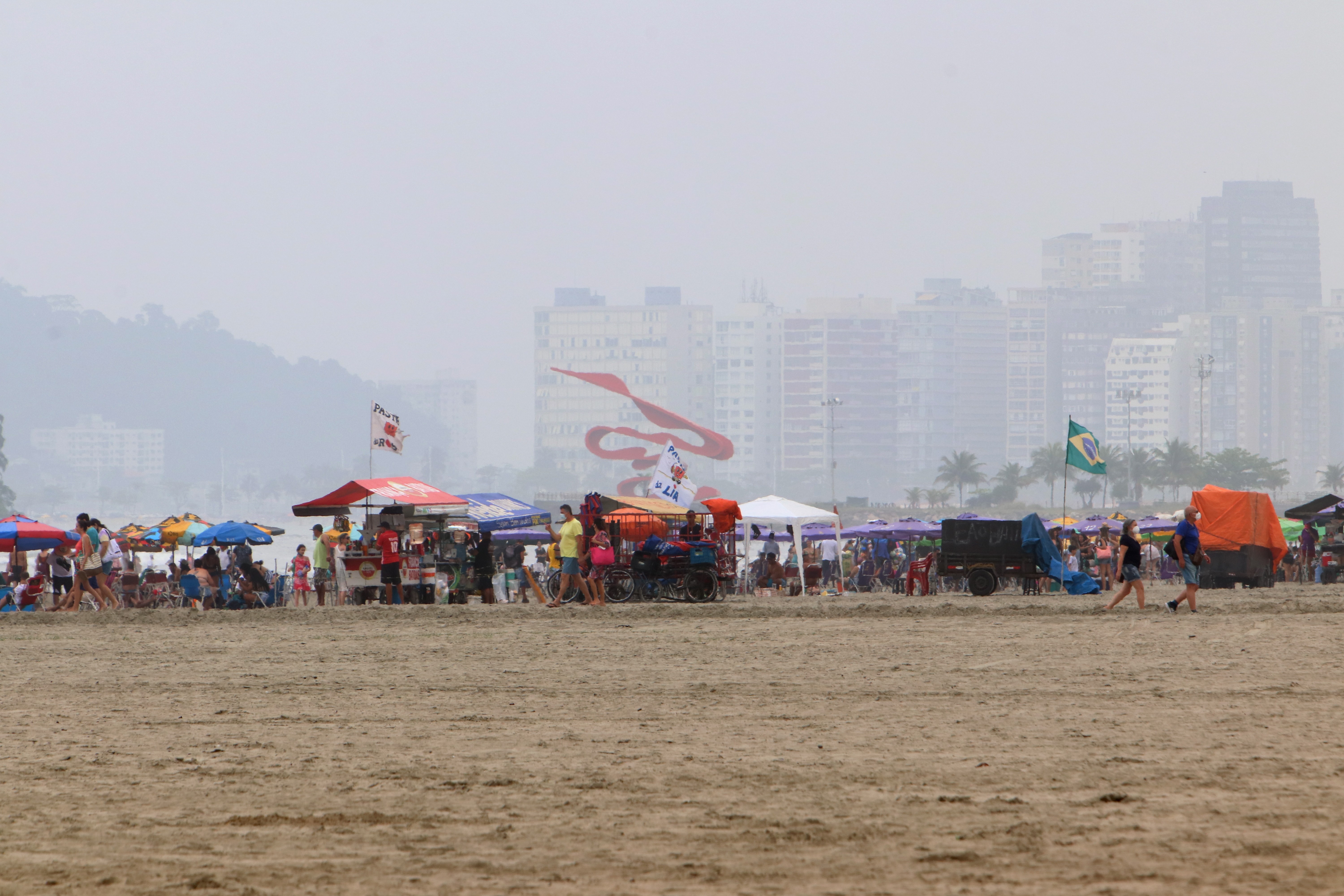 Santos, SP, proíbe vidro no comércio ambulante durante Operação Verão; entenda