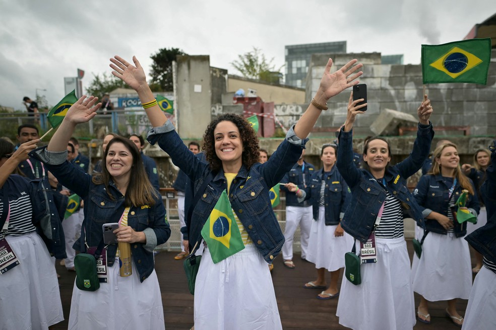 Delegação brasileira embarcam no Rio Sena para a cerimônia de abertura das Olimpíadas de Paris 2024 — Foto: Carl De Souza/via Reuters