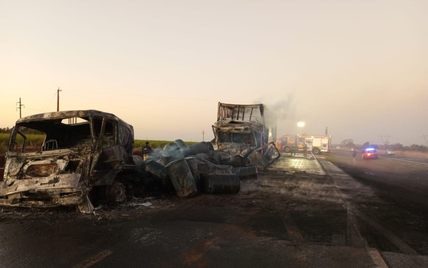 Motorista de caminhão morre carbonizado após cabine pegar fogo em acidente na BR-153 