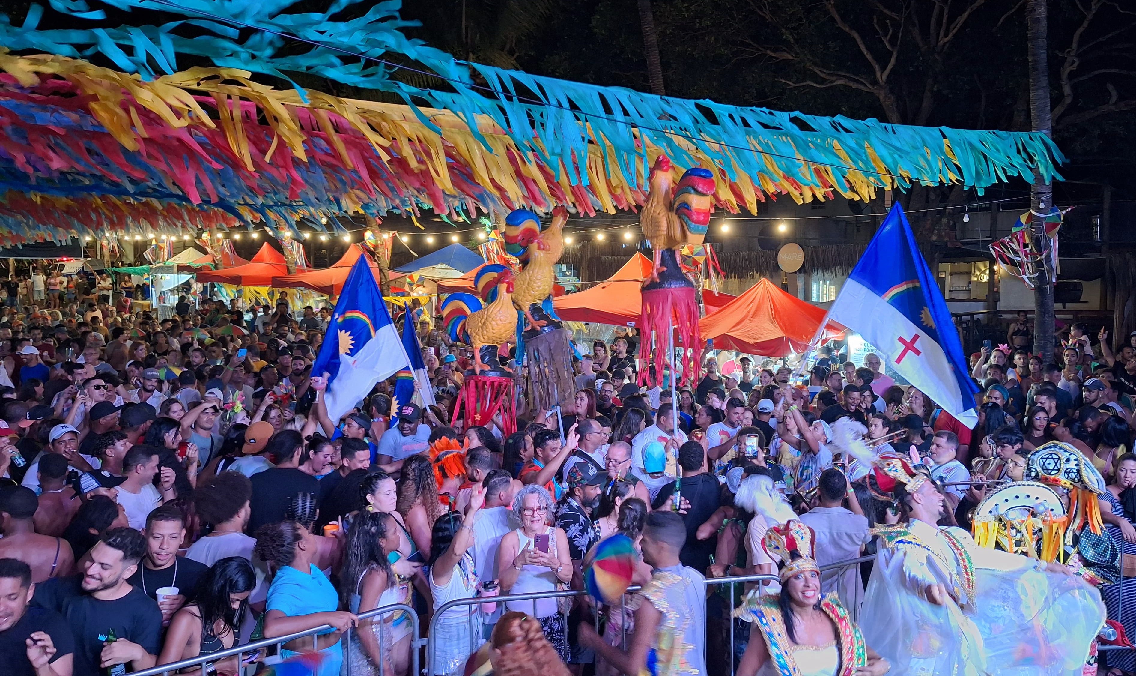 Carnaval de Fernando de Noronha termina com 'arrastão' do Galo da Madrugada e show de brega de Michelle Melo; VÍDEO