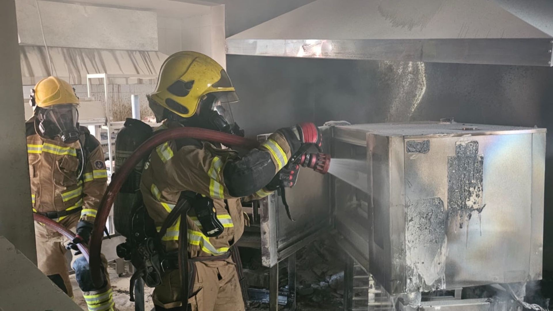 Explosão durante limpeza causa incêndio em hamburgueria e deixa dois funcionários feridos em Uberlândia