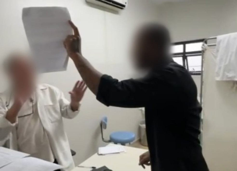 Homem foi filmado agredindo o médico dentro do consultório, em Goiânia — Foto: Reprodução