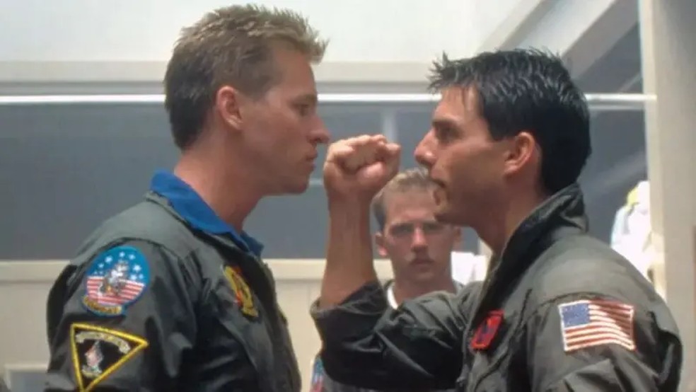 Val Kilmer e Tom Cruise eram rivais no filme Top Gun — Foto: GETTY IMAGES